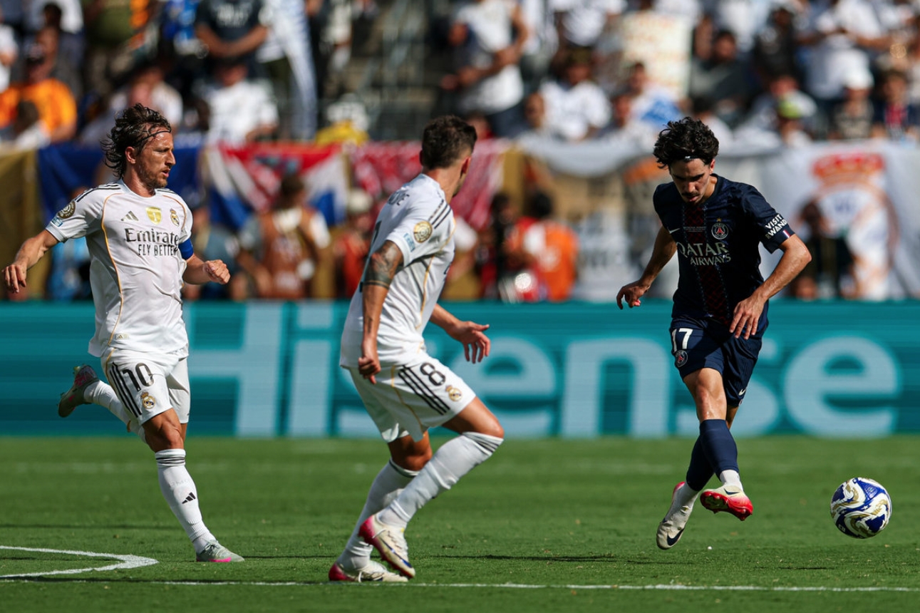 开云体育服务-皇家马德里训练开放日，赛前强势反弹引欢呼，西甲在即，更衣室氛围转暖(周二008欧冠亚特兰大vs皇家马德里)