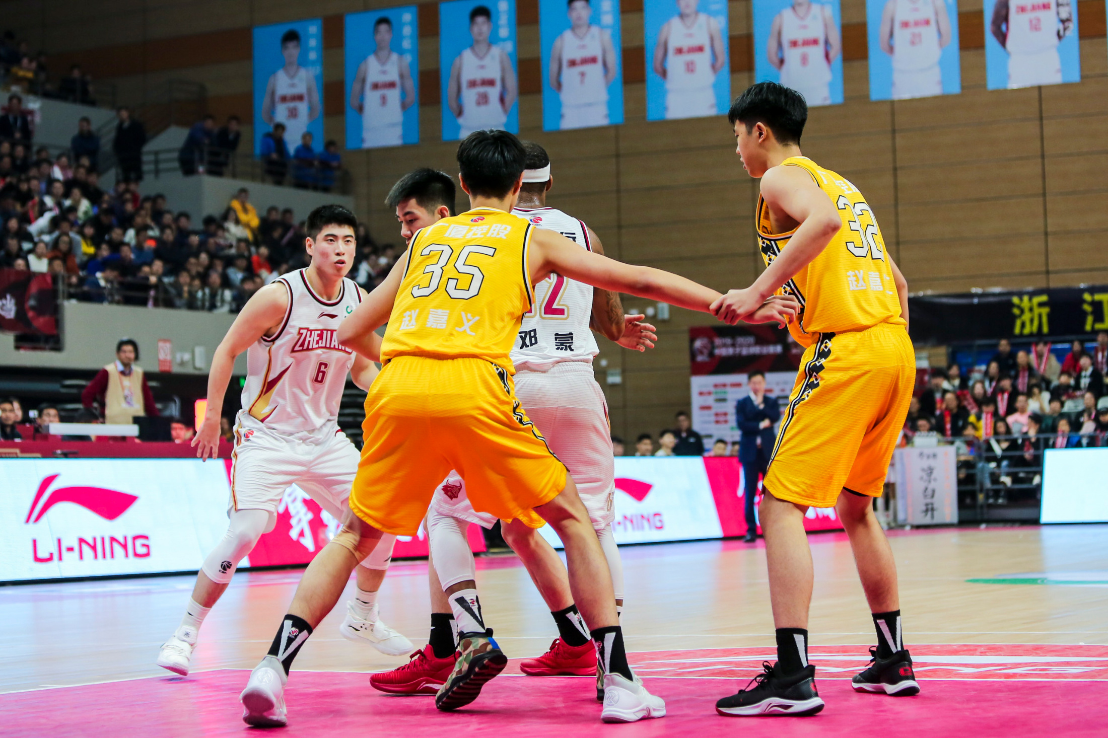 开云体育服务-广厦男篮发布备战花絮，加时末段绝杀压哨，足总杯任务艰巨，轮换策略成焦点(广东宏远战广厦胜负发生逆袭)